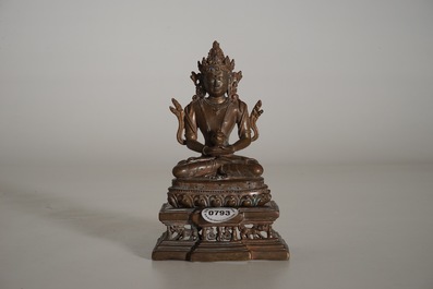 Un mod&egrave;le de Bouddha Amitayus sur tr&ocirc;ne en lotus en bronze sino-tib&eacute;tain, 19&egrave;me
