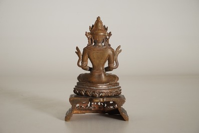 Un mod&egrave;le de Bouddha Amitayus sur tr&ocirc;ne en lotus en bronze sino-tib&eacute;tain, 19&egrave;me