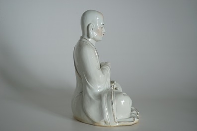 Een grote Chinees porseleinen figuur van een zittende Luohan, 20e eeuw