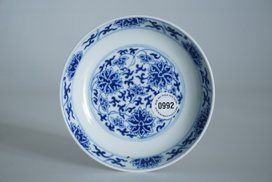 Een Chinees blauwwit bordje met lotusslingers, Guangxu merk en periode