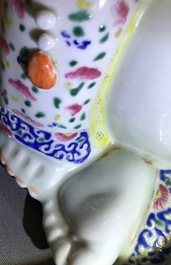 Un mod&egrave;le de Bouddha en porcelaine de Chine famille rose, 19/20&egrave;me