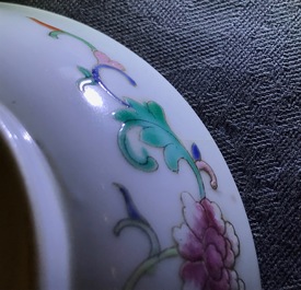 Trois tasses, deux soucoupes et une bo&icirc;te couverte en porcelaine de Chine famille rose, 19/20&egrave;me