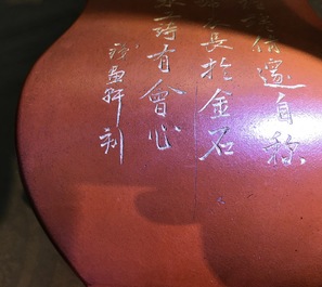 A Chinese Yixing stoneware fanghu vase with incised design, 19/20th C.