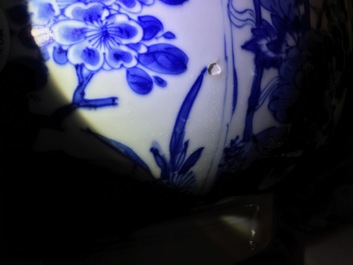 Een grote Chinese blauwwitte kom met florale vakverdeling, Kangxi