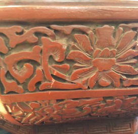 Une bo&icirc;te couverte octagonale en laque rouge &agrave; d&eacute;cor de dragons, Chine, 19/20&egrave;me