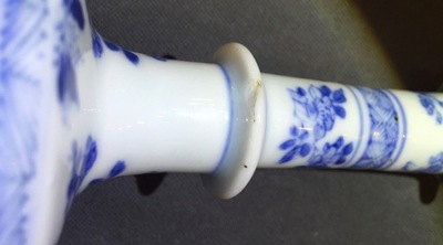 Twee kleine Chinese blauwwitte kandelaars, Kangxi