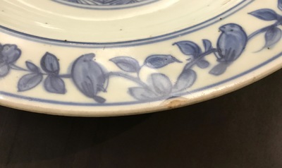 Een Chinese blauwwitte schotel met floraal decor, Jiajing