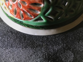 Un bol &agrave; th&eacute; en porcelaine de Chine famille verte &agrave; double panse et ajour&eacute;, Kangxi