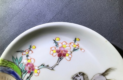 Une paire de tasses et soucoupes en porcelaine de Chine famille rose aux chevaux, Yongzheng/Qianlong