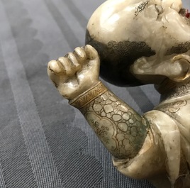 Een Chinese zeepstenen figuur van de onsterfelijke Vaishravana op een boeddhistische leeuw, Kangxi/Qianlong