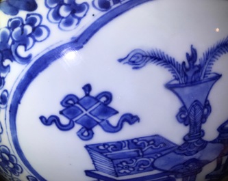 Un vase couvert de forme balustre en porcelaine de Chine bleu et blanc, Kangxi
