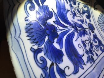 Un tr&egrave;s grand plat en porcelaine de Chine bleu et blanc de type Kraak, Wanli