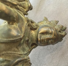 Een Chinese bronzen wierookbrander met Xuande merk, een bronzen Tara en een verguld koperen votiefbeeldje, Ming en later