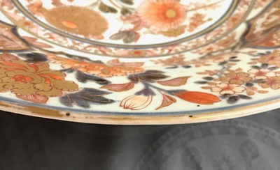 Un grand plat en porcelaine de Japon d'Imari &agrave; d&eacute;cor floral, Edo, 17/18&egrave;me