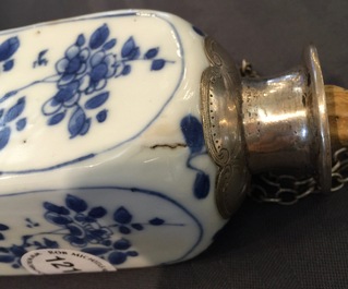 Une bouteille de forme carr&eacute;e en porcelaine de Chine bleu et blanc, mont&eacute;e en argent, Kangxi