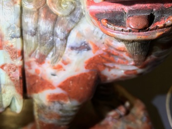 Une figure de l'immortel Vajraputra sur un lion bouddhiste en pierre de savon, Kangxi/Qianlong