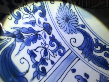 Een grote Chinese blauwwitte kraak porseleinen schotel met figurendecor, Wanli