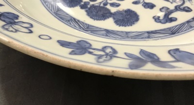 Un plat en porcelaine de Chine bleu et blanc &agrave; d&eacute;cor floral, Jiajing