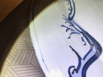 Een grote Chinese blauwwitte kraak porseleinen schotel met figurendecor, Wanli