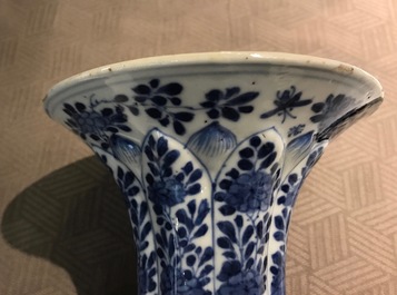 Een Chinees blauwwit vijf-delig kaststel, Kangxi