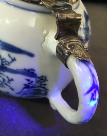Een Chinese blauwwitte mosterdpot met zilveren montuur, Kangxi