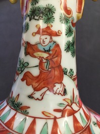 Un vase de forme bouteille en porcelaine de Chine de style wucai, marque de Wanli, 19/20&egrave;me