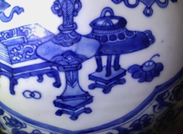 Een Chinese blauwwitte balustervaas met deksel, Kangxi