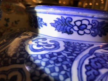 Un vase en porcelaine de Chine bleu et blanc aux lions bouddhistes et pivoines, Ming, Wanli