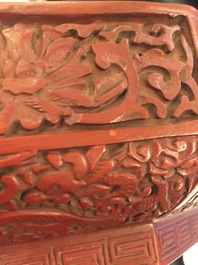 Een Chinese octagonale lakwerk dekseldoos met draken, Qianlong merk, 19/20e eeuw