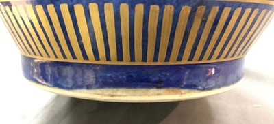 Un vase en porcelaine de Chine bleu poudr&eacute; et dor&eacute;, 19&egrave;me