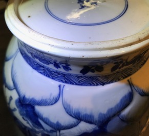 Een Chinese blauwwitte vaas met houten deksel en sokkel, Kangxi