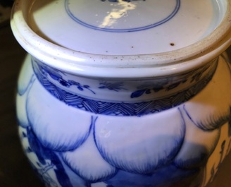 Un vase en porcelaine de Chine bleu et blanc au couvercle et socle en bois, Kangxi