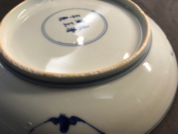 Une paire d'assiettes en porcelaine de Chine bleu et blanc aux dragons et qilins, marque et &eacute;poque de Yongzheng