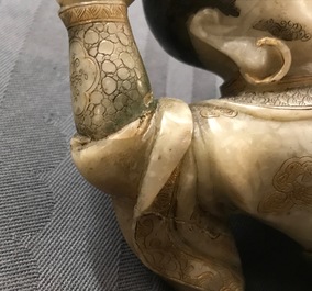 Een Chinese zeepstenen figuur van de onsterfelijke Vaishravana op een boeddhistische leeuw, Kangxi/Qianlong