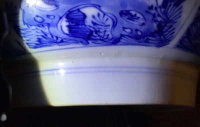 Un grand bol en porcelaine de Chine bleu et blanc &agrave; d&eacute;cor floral, Kangxi
