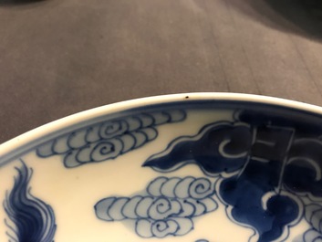 Een paar Chinese blauwwitte borden met draken en qilin decor, Yongzheng merk en periode