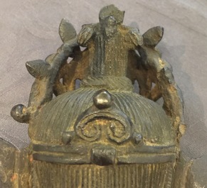 Un mod&egrave;le de Bouddha Amitayus sur tr&ocirc;ne en lotus en bronze sino-tib&eacute;tain, 19&egrave;me