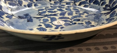 Un plat en porcelaine de Chine bleu et blanc &agrave; d&eacute;cor de fruits et feuillages, Kangxi