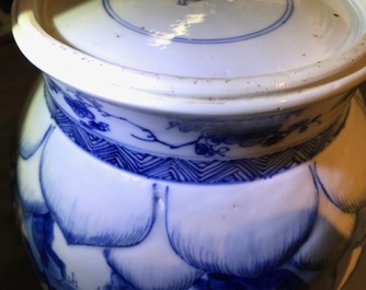 Een Chinese blauwwitte vaas met houten deksel en sokkel, Kangxi