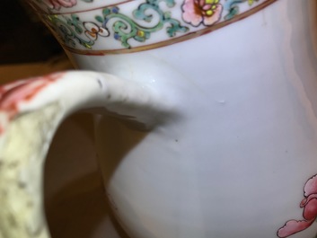 Une grande verseuse armoiri&eacute;e en porcelaine de Chine famille rose &agrave; d&eacute;cor floral, Yongzheng