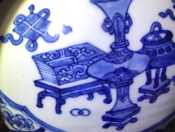 Un vase couvert de forme balustre en porcelaine de Chine bleu et blanc, Kangxi