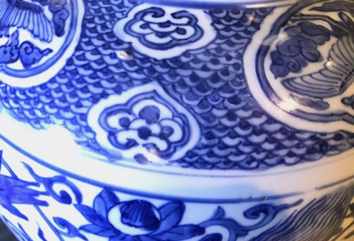 Een Chinese blauwwitte vaas met boeddhistische leeuwen en pioenen, Ming, Wanli