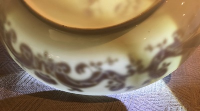 Une paire de coupes aux perroquets en porcelaine de Chine coquille d'oeuf des "Ateliers Pronk", Yongzheng/Qianlong