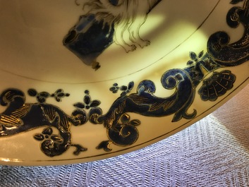 Une paire de coupes aux perroquets en porcelaine de Chine coquille d'oeuf des "Ateliers Pronk", Yongzheng/Qianlong