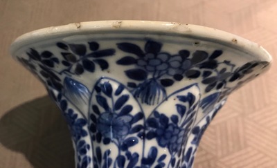 Een Chinees blauwwit vijf-delig kaststel, Kangxi