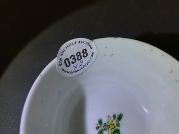 Une tasse et soucoupe en porcelaine de Chine famille verte, marque de yin yang, Kangxi
