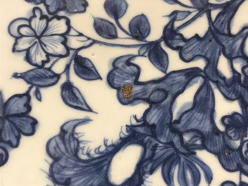 Een Chinese blauwwitte schotel met floraal decor, Jiajing