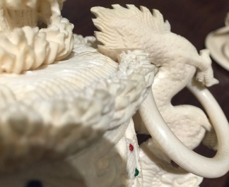 Een Chinese ingelegde ivoren dekselvaas op houten sokkel, begin 20e eeuw