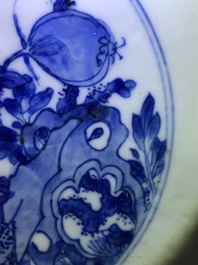 Un grand bol en porcelaine de Chine bleu et blanc &agrave; d&eacute;cor floral, Kangxi
