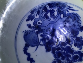 Een grote Chinese blauwwitte kom met florale vakverdeling, Kangxi